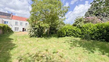 Bien polyvalent avec grand espace habitable et jardin ensoleillé