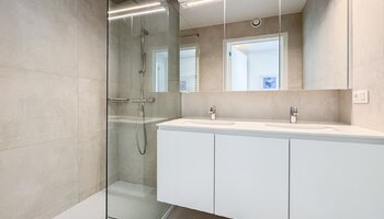Modern en recent 2-SLK appartement met adembenemend frontaal zeezicht