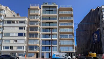 Modern en recent 2-SLK appartement met adembenemend frontaal zeezicht