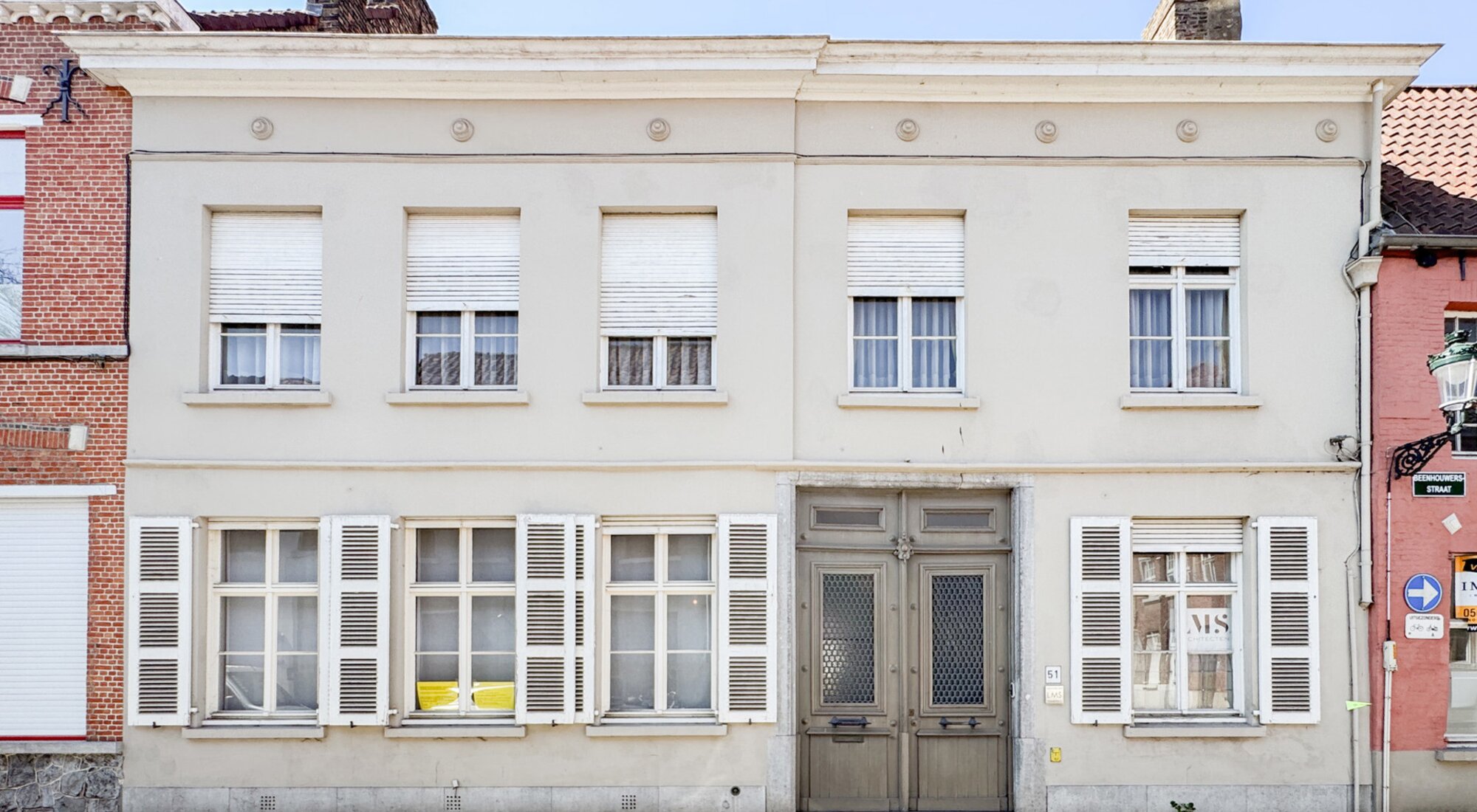 Renovatieproject | Karaktervol burgerhuis vergund voor 3 appartementen met binnentuin en garages