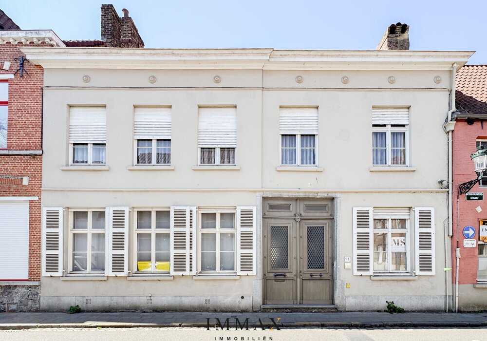 Renovatieproject | Karaktervol burgerhuis vergund voor 3 appartementen met binnentuin en garages
