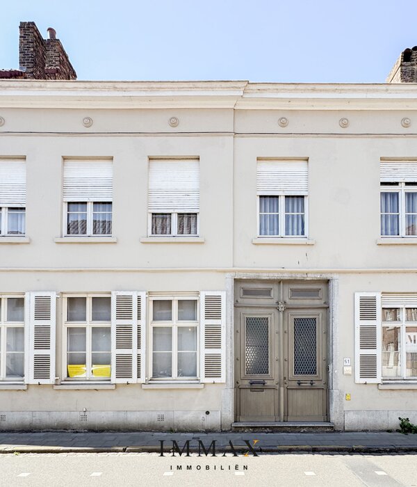 Renovatieproject | Karaktervol burgerhuis vergund voor 3 appartementen met binnentuin en garages