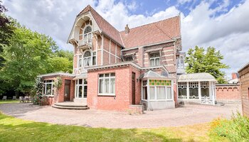 Normandische cottagewoning met praktijkruimte en grote tuin