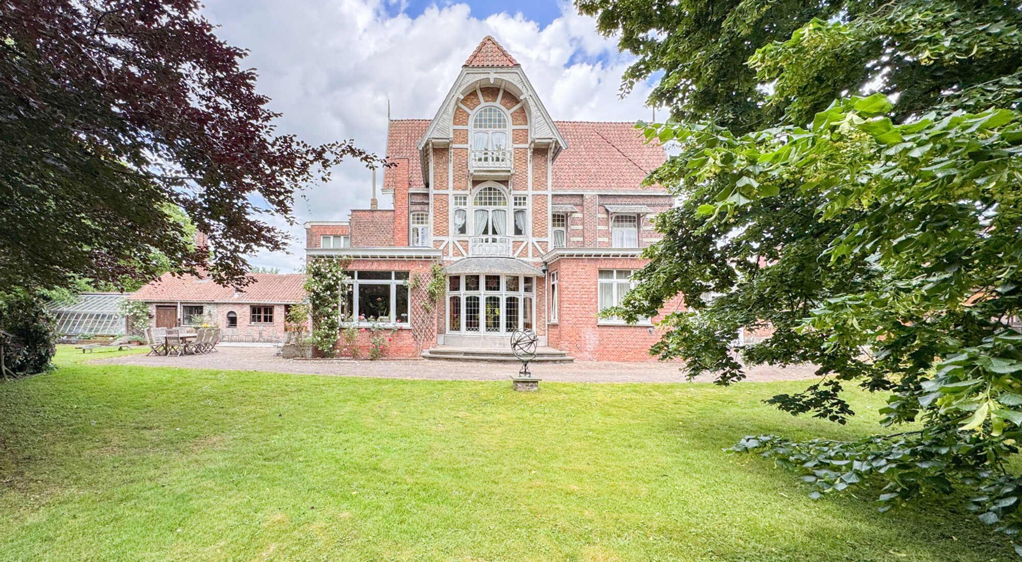 Normandische cottagewoning met praktijkruimte en grote tuin