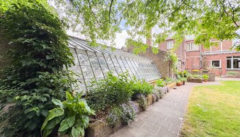 Normandische cottagewoning met praktijkruimte en grote tuin