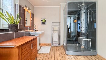 Normandische cottagewoning met praktijkruimte en grote tuin