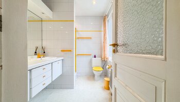 Normandische cottagewoning met praktijkruimte en grote tuin