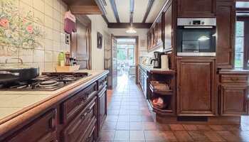 Normandische cottagewoning met praktijkruimte en grote tuin