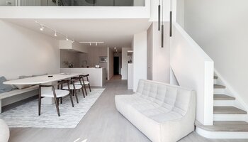 Appartement mezzanine de 4 chambres à coucher phénoménalement rénové avec une terrasse spacieuse à proximité de la mer