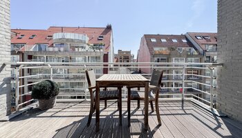 Appartement mezzanine de 4 chambres à coucher phénoménalement rénové avec une terrasse spacieuse à proximité de la mer