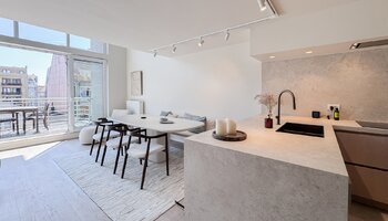 Appartement mezzanine de 4 chambres à coucher phénoménalement rénové avec une terrasse spacieuse à proximité de la mer