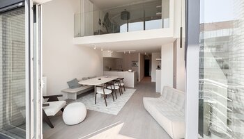 Appartement mezzanine de 4 chambres à coucher phénoménalement rénové avec une terrasse spacieuse à proximité de la mer