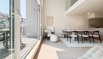 Appartement mezzanine de 4 chambres à coucher phénoménalement rénové avec une terrasse spacieuse à proximité de la mer