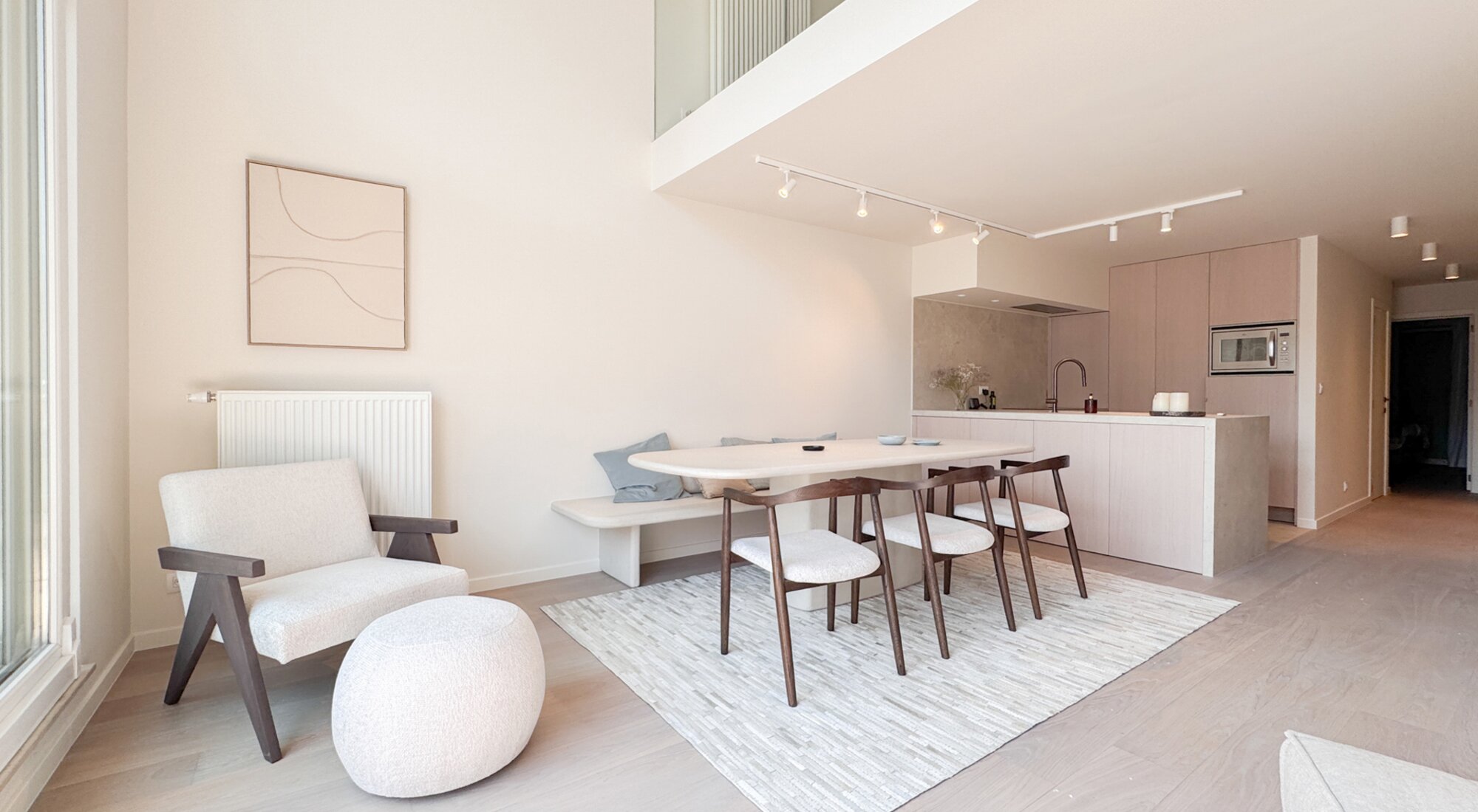 Appartement mezzanine de 4 chambres à coucher phénoménalement rénové avec une terrasse spacieuse à proximité de la mer