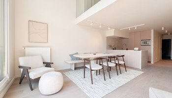 Appartement mezzanine de 4 chambres à coucher phénoménalement rénové avec une terrasse spacieuse à proximité de la mer