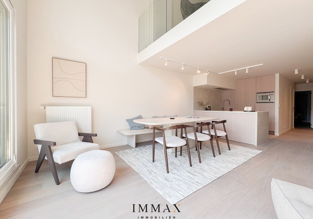 Fenomenaal gerenoveerd mezzanine-appartement met 4 SLK en ruim terras dichtbij de zee