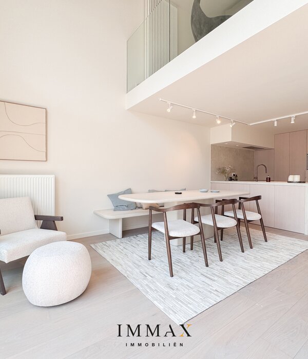 Fenomenaal gerenoveerd mezzanine-appartement met 4 SLK en ruim terras dichtbij de zee
