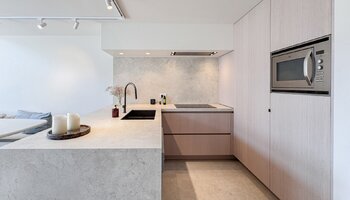 Appartement mezzanine de 4 chambres à coucher phénoménalement rénové avec une terrasse spacieuse à proximité de la mer