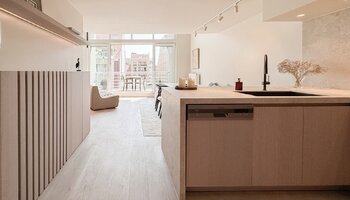Appartement mezzanine de 4 chambres à coucher phénoménalement rénové avec une terrasse spacieuse à proximité de la mer