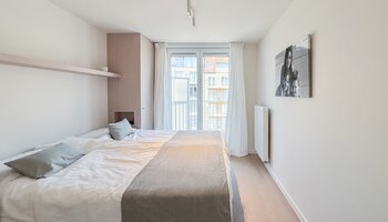 Appartement mezzanine de 4 chambres à coucher phénoménalement rénové avec une terrasse spacieuse à proximité de la mer