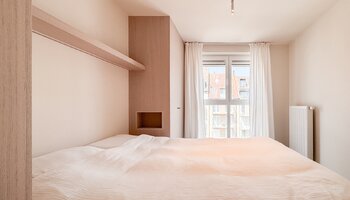 Appartement mezzanine de 4 chambres à coucher phénoménalement rénové avec une terrasse spacieuse à proximité de la mer