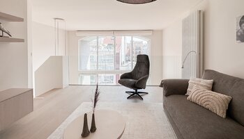 Appartement mezzanine de 4 chambres à coucher phénoménalement rénové avec une terrasse spacieuse à proximité de la mer