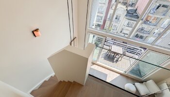 Appartement mezzanine de 4 chambres à coucher phénoménalement rénové avec une terrasse spacieuse à proximité de la mer