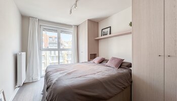 Appartement mezzanine de 4 chambres à coucher phénoménalement rénové avec une terrasse spacieuse à proximité de la mer
