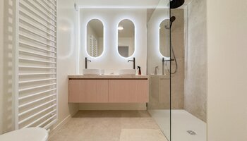 Appartement mezzanine de 4 chambres à coucher phénoménalement rénové avec une terrasse spacieuse à proximité de la mer