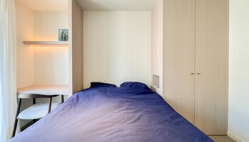 Appartement mezzanine de 4 chambres à coucher phénoménalement rénové avec une terrasse spacieuse à proximité de la mer