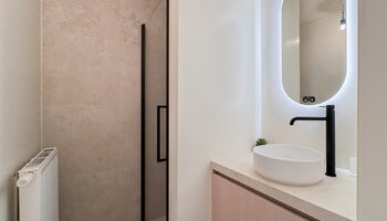 Appartement mezzanine de 4 chambres à coucher phénoménalement rénové avec une terrasse spacieuse à proximité de la mer
