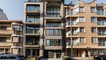Appartement mezzanine de 4 chambres à coucher phénoménalement rénové avec une terrasse spacieuse à proximité de la mer