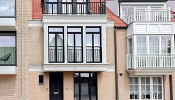 Maison récente et spacieuse de 5 chambres à coucher avec garage double intérieur près de la plage de Duinbergen