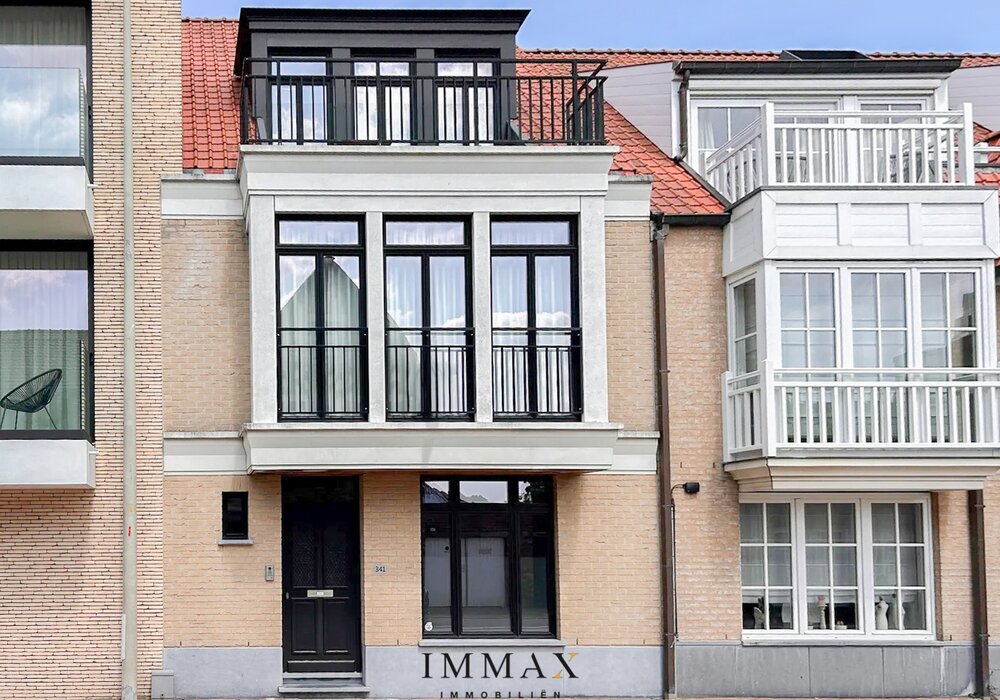 Recente en ruime woning met 5 slaapkamers en inpandige dubbele garage vlakbij het strand van Duinbergen