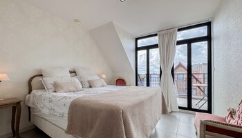 Maison récente et spacieuse de 5 chambres à coucher avec garage double intérieur près de la plage de Duinbergen