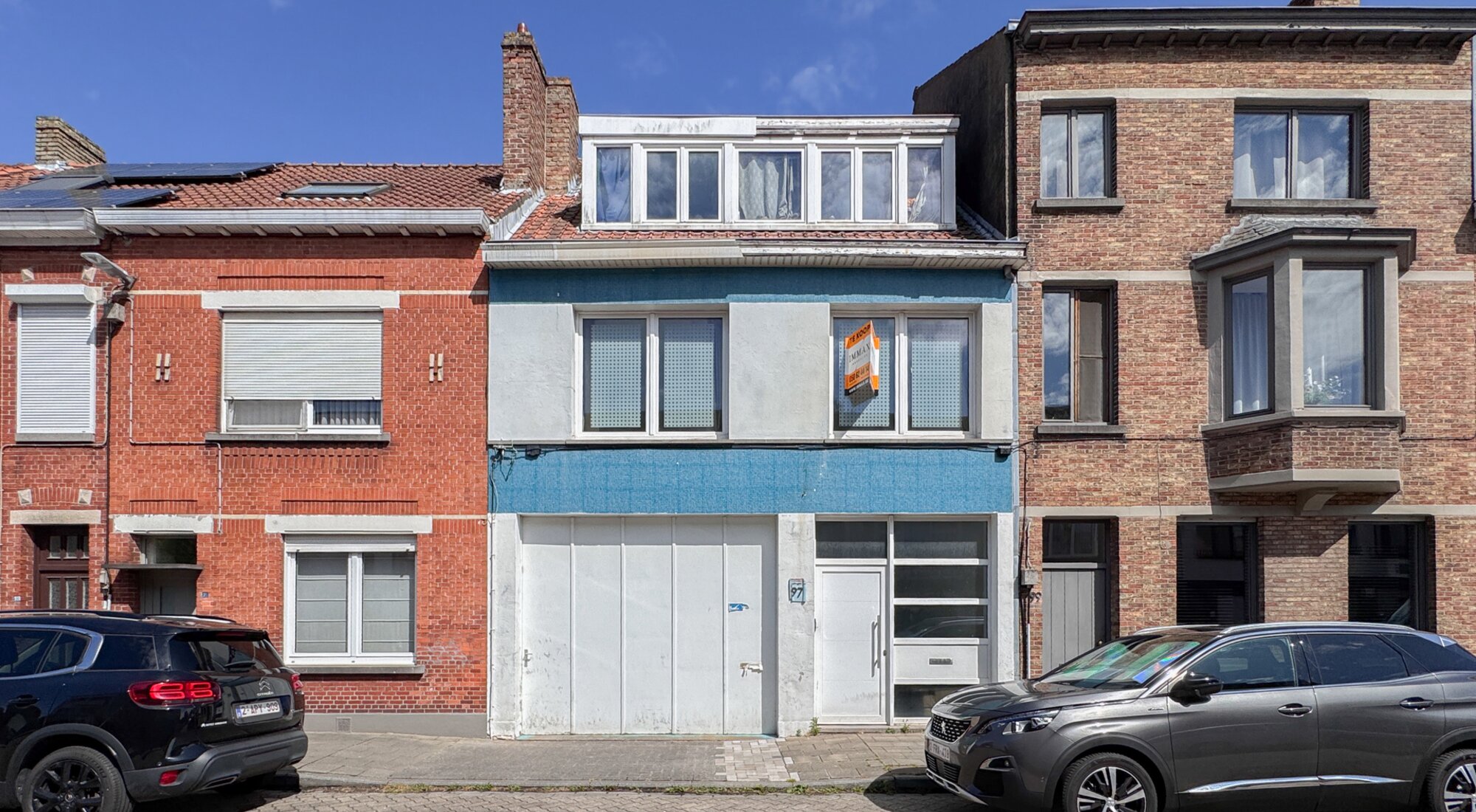 Maison civile avec grand garage, nombreux rangements.