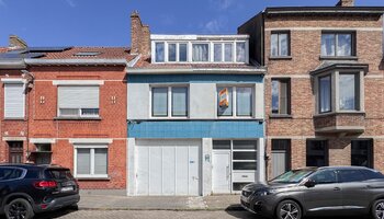 Maison civile avec grand garage, nombreux rangements.