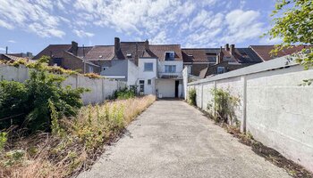 Maison civile avec grand garage, nombreux rangements.