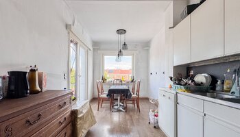 Maison civile avec grand garage, nombreux rangements.