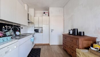 Maison civile avec grand garage, nombreux rangements.