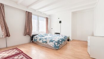 Maison civile avec grand garage, nombreux rangements.