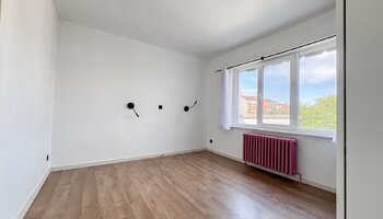 Maison civile avec grand garage, nombreux rangements.