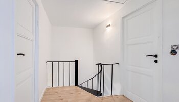 Maison civile avec grand garage, nombreux rangements.