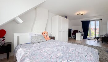 Maison civile avec grand garage, nombreux rangements.