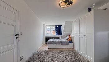 Maison civile avec grand garage, nombreux rangements.