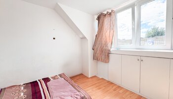 Maison civile avec grand garage, nombreux rangements.