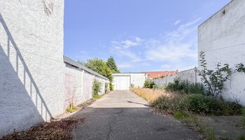 Maison civile avec grand garage, nombreux rangements.