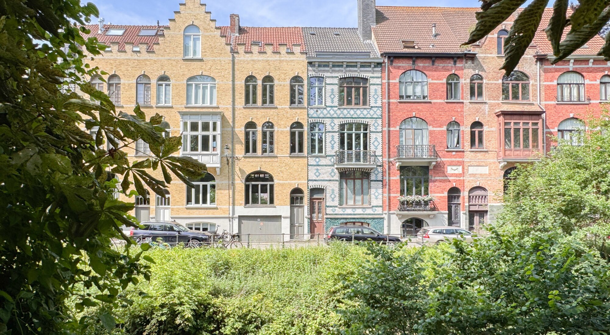 Herenhuis aan het water met garage nabij Brugge Centrum
