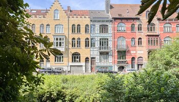 Herenhuis aan het water met garage nabij Brugge Centrum