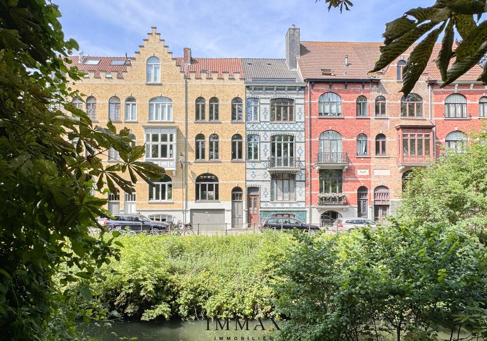 Herenhuis aan het water met garage nabij Brugge Centrum